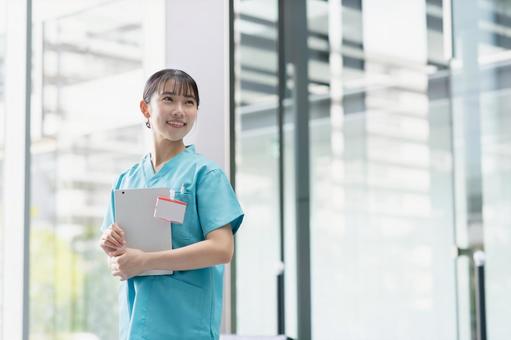 病院で働く若い女性医師 病院で働く若い女性医師の写真