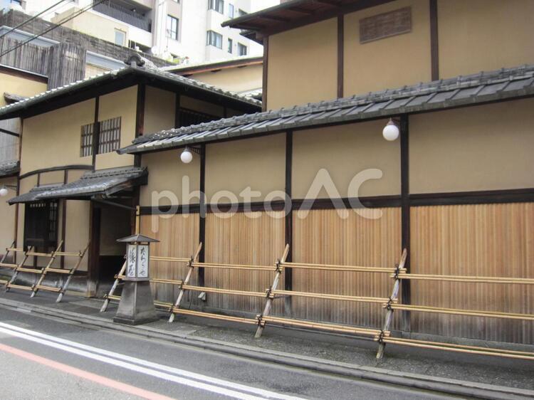 町屋特有のつば止め（犬矢来・駒寄せ）。 犬矢来,駒寄せ,京町屋の写真素材