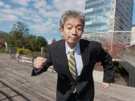 走るシニア男性サラリーマン シニア,シニア男性,シニアサラリーマンの写真素材