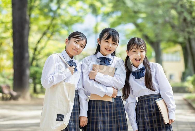 制服を着た笑顔の女子学生 仲良し,楽しい,制服の写真素材