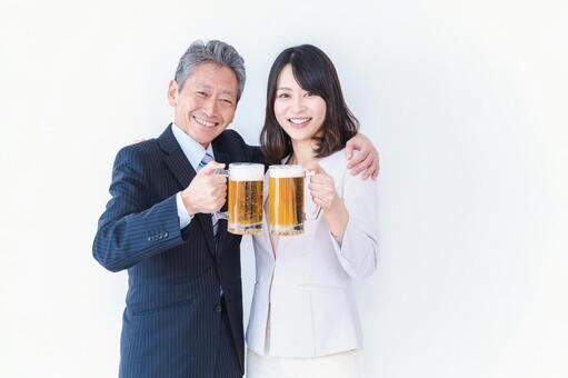 上司と乾杯をする女性社員 笑顔,飲み,ビジネスマンの写真素材