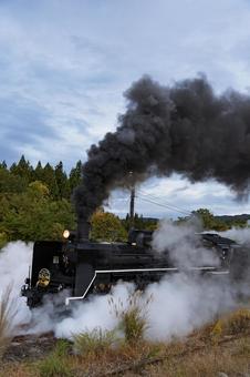 蒸気を噴気して発車するSLばんえつ物語 sl,slばんえつ物語,c57の写真素材