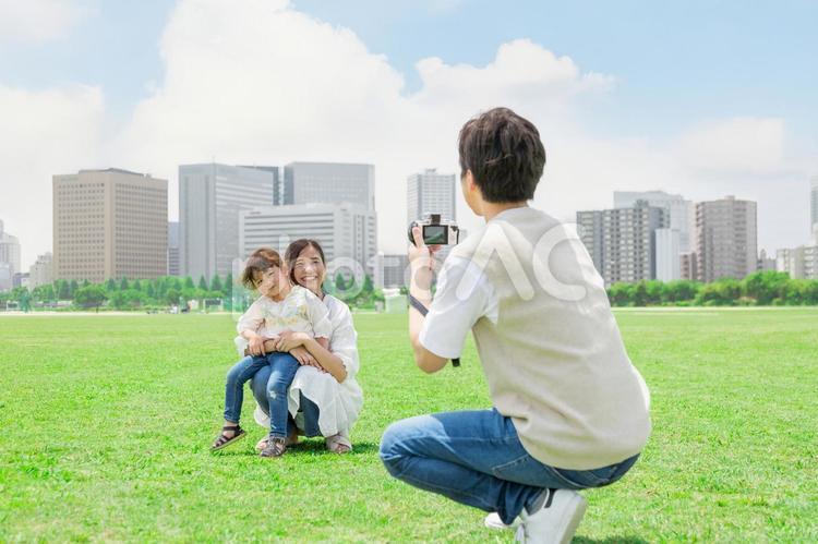 カメラで撮影をする親子 人物,家族,女性の写真素材