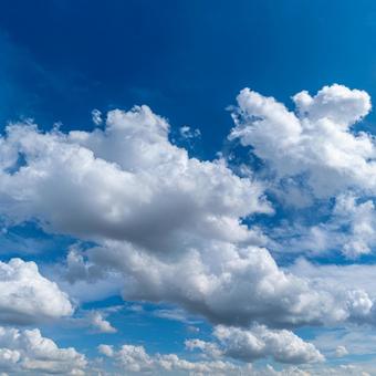 夏の快晴:明るい青空とふわふわの積雲 夏の快晴:明るい青空とふわふわの積雲の写真
