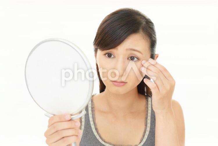 顔のしわを気にする女性 女性,女,エステの写真素材