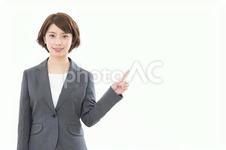 ビジネスウーマン　指差し ビジネスウーマン,指差し,女性の写真素材