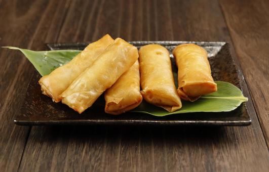 揚げ春巻きの盛り合わせ 揚げ春巻きの盛り合わせ 春巻き,揚げ物,料理の写真素材