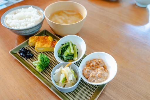 和朝食 納豆と味噌汁 和朝食 納豆と味噌汁 朝食,和食,和朝食の写真素材