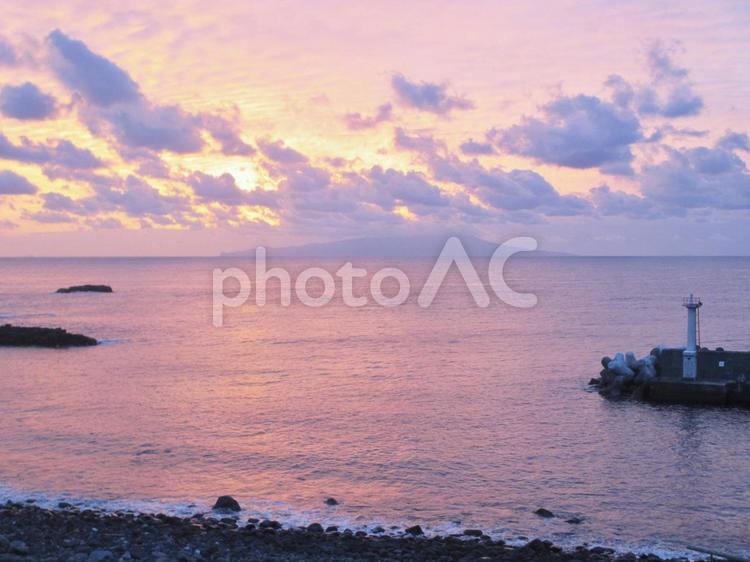 海と夕日と堤防 海,サンセット,夕暮れの写真素材