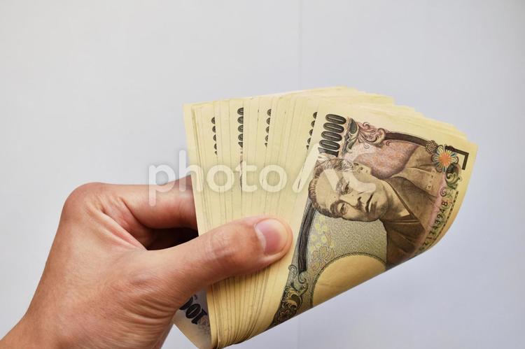 一万円札を数える手 一万円札,札束,お小遣いの写真素材
