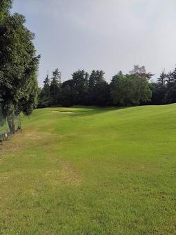 【ゴルフコース】薄暮のセカンドショット ゴルフ,ゴルフコース,セカンドショットの写真素材