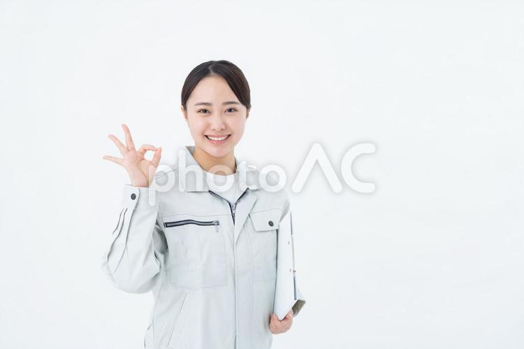 Okサインをする作業員の若い女性 作業員,ok,作業服の写真素材