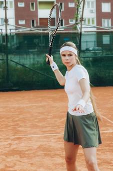 ラケットを振りあえげ構える女性テニス選手 女性,外国人,テニスの写真素材