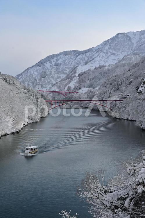 冬の庄川峡と遊覧船 冬,風景,雪の写真素材