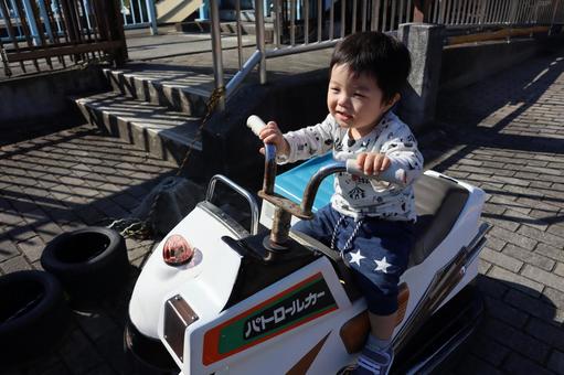 1歳の男の子とバイクのおもちゃ 子供,男の子,幼児の写真素材