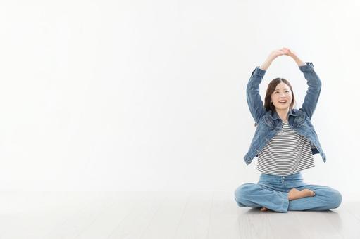 若い女性 白壁 胡坐 ストレッチ 若い女性 白壁 胡坐 ストレッチ ストレッチ,女性,胡坐の写真素材