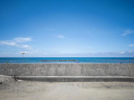 青い空と海、防波堤 海,海岸,青空の写真素材