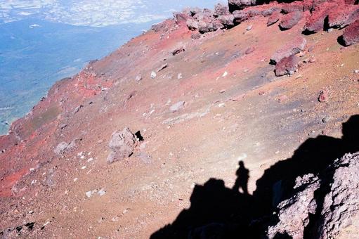 影が強調する、富士登山の厳しさ 富士山,登山,登山者の写真素材