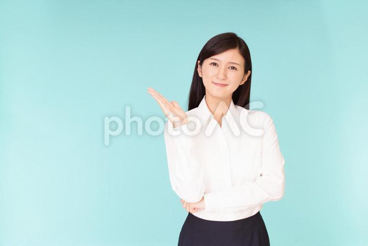 案内する笑顔の女性 女性,女,笑顔の写真素材