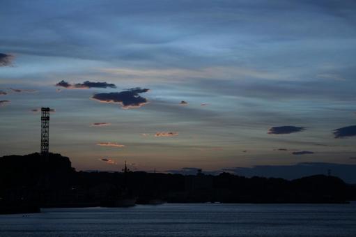 夕陽で赤く光る雲 空,風景,素材の写真素材