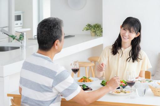 ダイニングで食事をするミドルの夫婦 ダイニングで食事をするミドルの夫婦 食事,家族,夫婦の写真素材