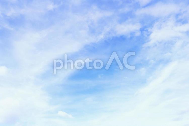 青空と薄雲の秋の空の背景素材 空,秋,青空の写真素材