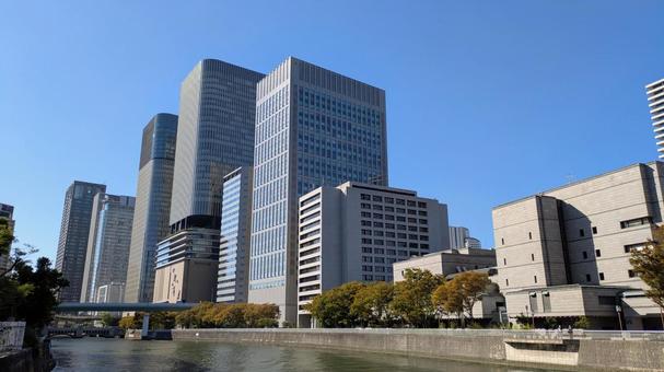 快晴の川辺に映える高層ビル群 都市風景 快晴の川辺に映える高層ビル群 都市風景 高層ビル,オフィス街,青空の写真素材