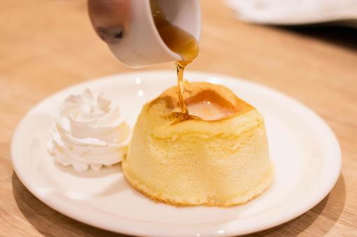 ホットケーキにメープルシロップをかける ホットケーキにメープルシロップをかける ホットケーキ,ケーキ,メープルシロップの写真素材