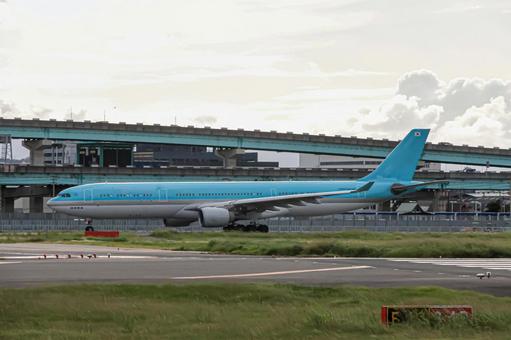 トワイライトの福岡空港 トワイライトの福岡空港 飛行機,航空機,旅客機の写真素材