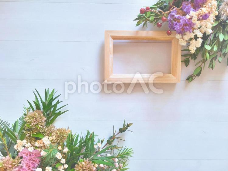 花と緑と木枠のフレーム　ボタニカル背景 花,ボタニカル,フレームの写真素材