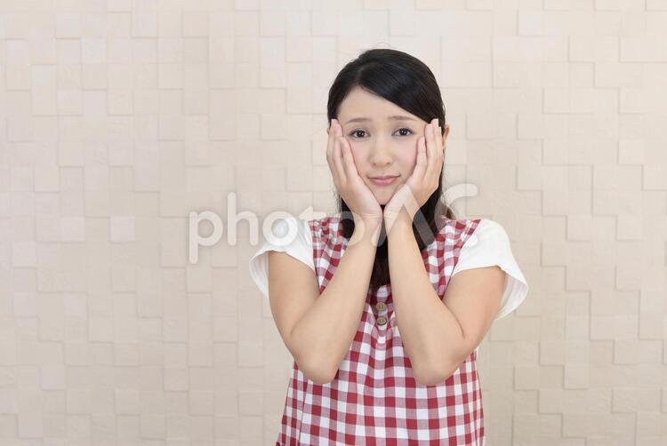 不安そうな表情の女性 女性,主婦,母親の写真素材