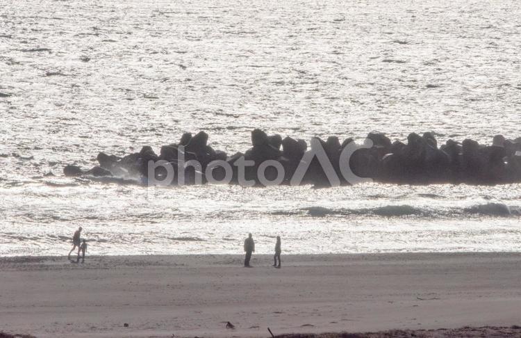 海辺を散歩する人たち 海,海辺,ビーチの写真素材