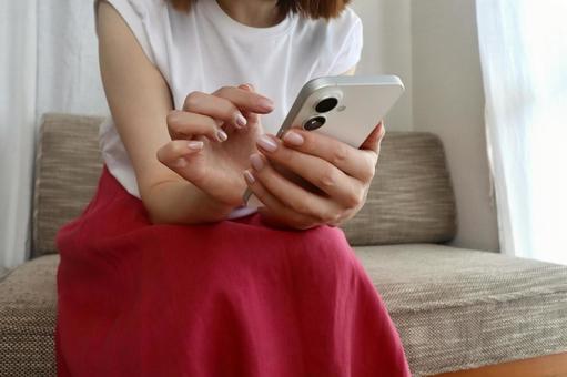 スマホを持つ女性 スマホを持つ女性 スマホ,女性,スマートフォンの写真素材