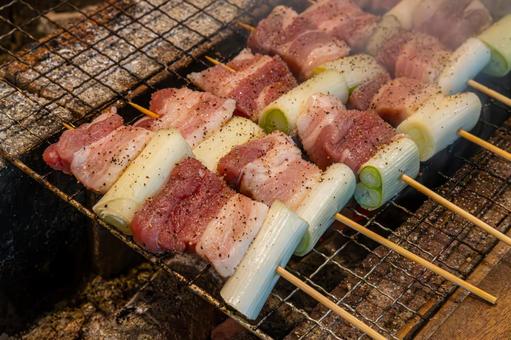 炭火で焼く豚バラ 炭火で焼く豚バラ 豚バラ,炭火,焼き鳥の写真素材