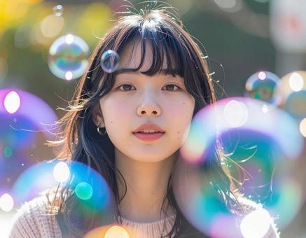 シャボン玉が舞う中の女性 シャボン玉が舞う中の女性の写真