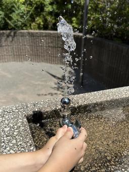 公園の水飲み場と水しぶき/縦 夏,公園,水遊びの写真素材