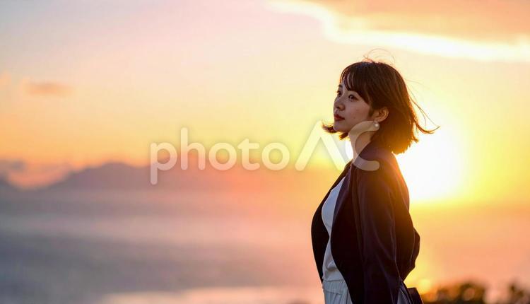 未来を見つめ希望を抱くビジネスマン後ろ姿 ビジネスマン,後ろ姿,希望の写真素材