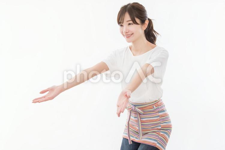  保育士　主婦　歓迎　子供　呼ぶ 女性,主婦,保育士の写真素材