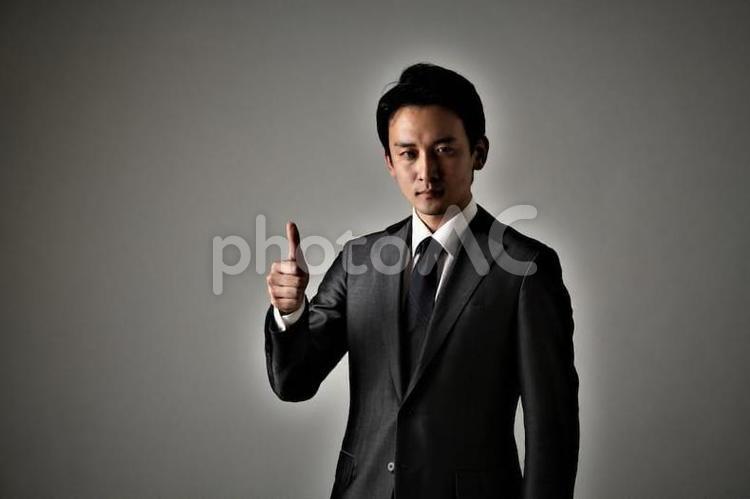 サムズアップする日本人男性 男性,ビジネスマン,ビジネスの写真素材