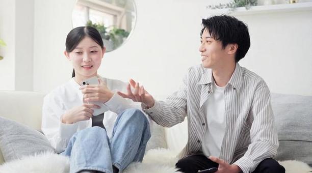 スマホが原因で口論をするアジア人カップル スマホが原因で口論をするアジア人カップル 女性,男性,喧嘩の写真素材