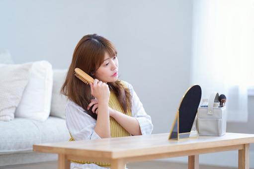 ブラッシングしている女性の写真