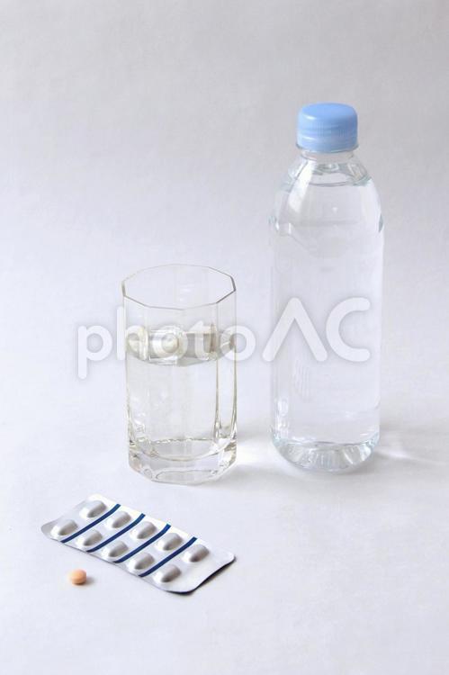 錠剤の薬とペットボトルと水 薬,水,内服薬の写真素材