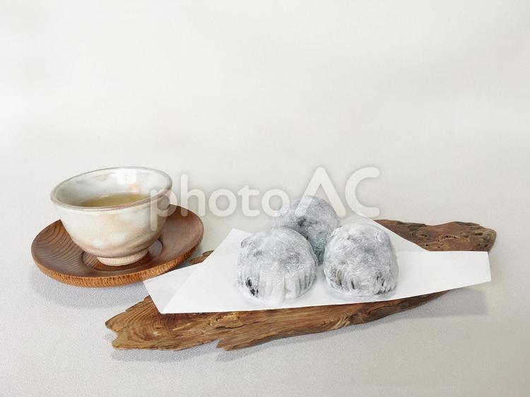 木のトレイにのせた豆大福とお茶（全体像） 豆大福,大福餅,和菓子の写真素材
