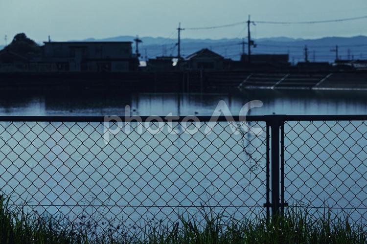 不気味な貯水池、立入禁止の金網 貯水池,金網,池の写真素材