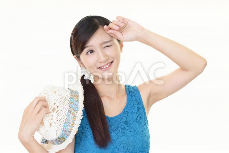 帽子を持つ笑顔の女性 女性,女,笑顔の写真素材