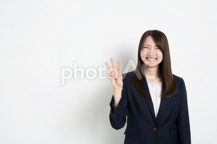 笑顔で指を３本立てているビジネスウーマン（コピースペース） ビジネス,女性,スーツの写真素材