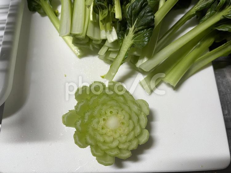 タアサイをカットすると現れる菊の花 タアサイ,野菜,食事の写真素材