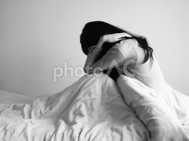 寝起きの女性(モノクロ) 悩む,女性,ストレスの写真素材