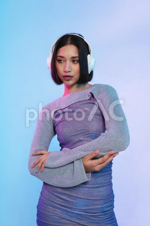腕組みをして横を見る真顔の女性 女性,腕組み,横を見るの写真素材