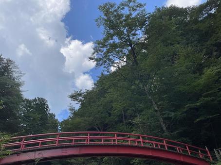 入道雲と赤い橋 入道雲と赤い橋の写真